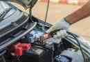 Hoe om 'n outomatiese motor met 'n dooie battery te beweeg