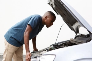 Hoe om die versnellerkabel op 'n motor aan te pas