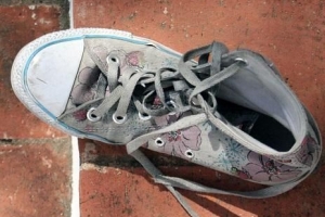 Hoe om Converse Rubber skoon te maak