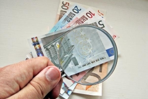 Hoe om vals euro-banknote op te spoor