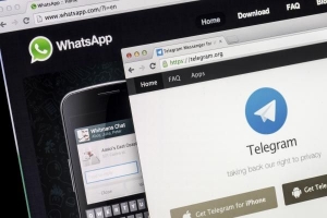 Hoe om nuwe plakkers op Telegram af te laai