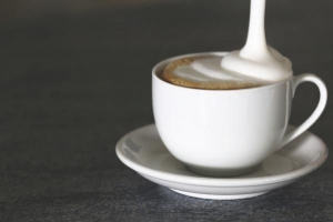 Hoe om melk te skuim sonder 'n espressomasjien