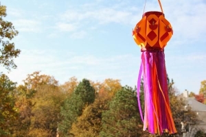 Hoe om 'n Diwali-lantern by die huis te maak