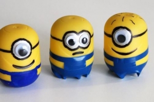 Hoe om 'n minion uit 'n kinder eier te maak