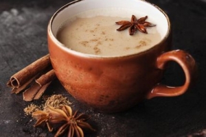 Hoe om 'n Indiese Masala Chai-tee van nuuts af te maak