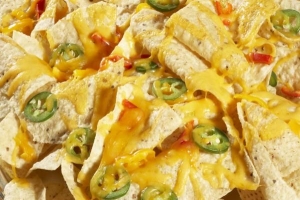 Hoe om kaasagtige nachos te maak - maklike resep