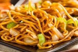 Hoe om Chinese hoendernoedels te maak - maklike resep