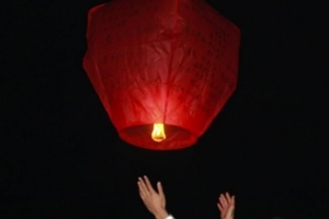 Hoe om Chinese wenslanterns te maak