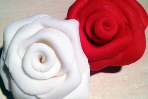 Hoe om blomme met Fondant met die hand te maak