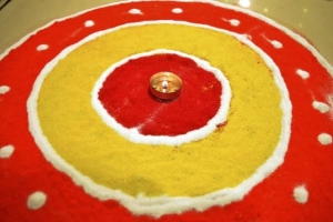 Hoe om Rangoli met kolletjies stap vir stap te maak