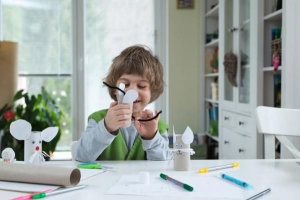 Hoe om eenvoudige speelgoed te maak met behulp van herwinde materiale wat by die huis gevind word