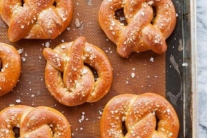 Hoe om sagte pretzels van nuuts af te maak