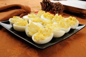 Hoe om Tuna Deviled Eggs te maak - Maklike resep