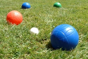 Hoe om bocce-bal op gras te speel