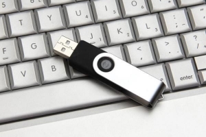 Hoe om 'n wagwoord op 'n USB-sleutel te plaas