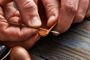 Hoe om leer met die hand naaldwerk