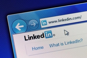 Hoe om LinkedIn te gebruik om werk te kry