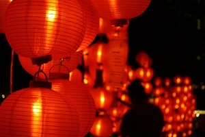 Hoekom dra ons lanterns tydens midherfsfees